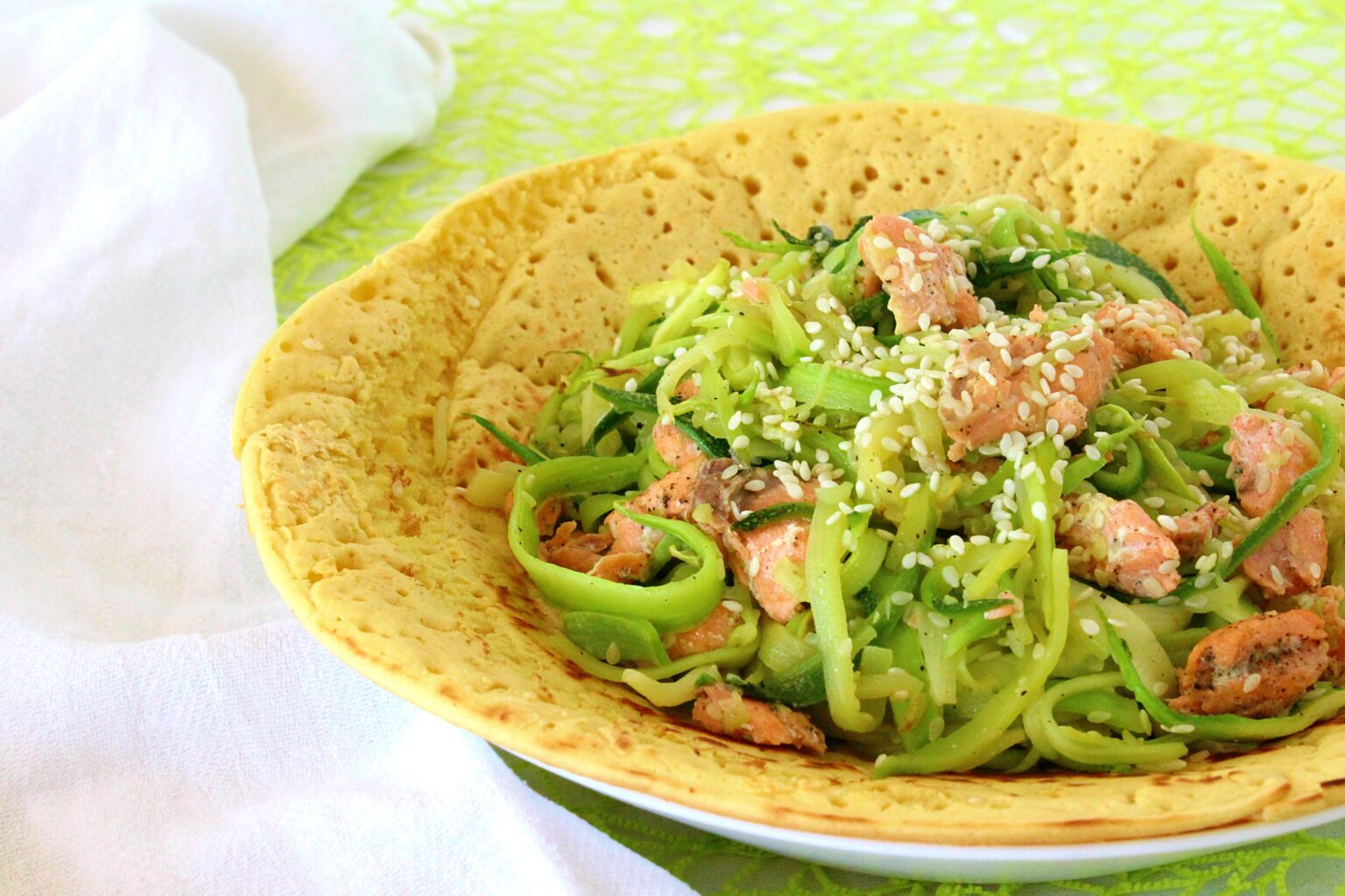 Spaghetti Di Zucchine Con Salmone E Sesamo Su Piadina Di Ceci