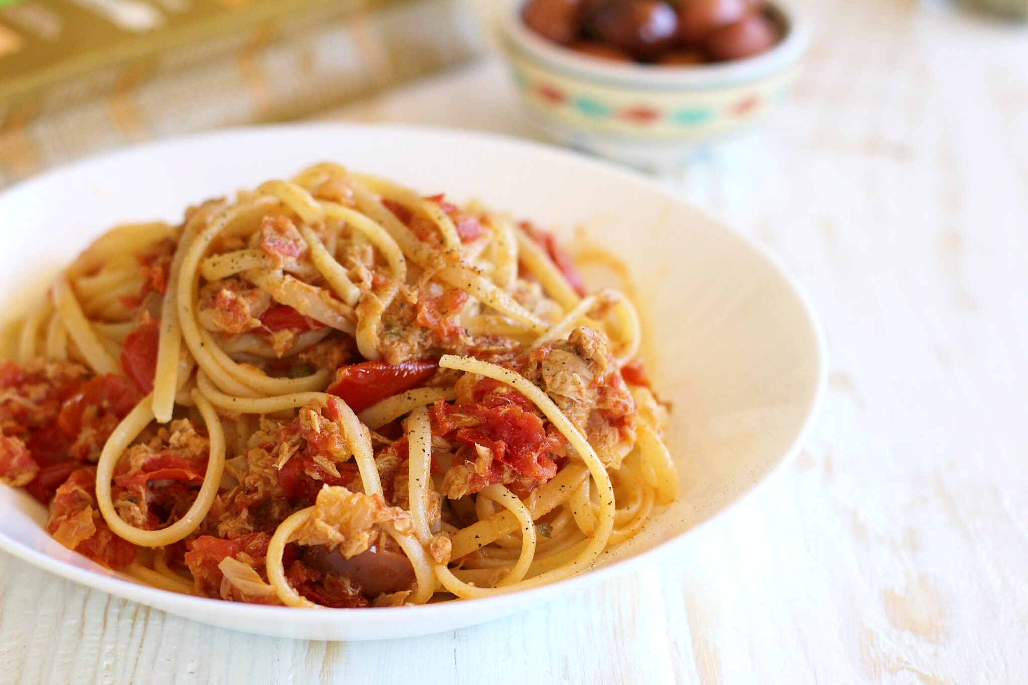 Linguine Con Sugo Di Pomodoro, Tonno, Olive E Capperi